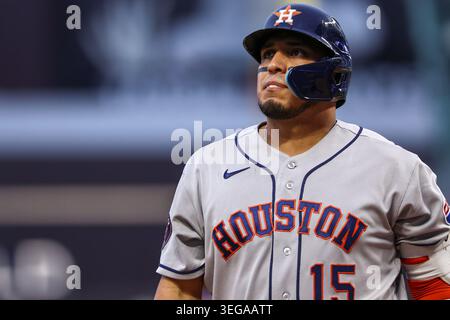 Minneapolis, Minnesota, Stati Uniti. 18 maggio 2026. Isaac Paredes, terza base degli Houston Astros (15), guarda al terzo inning durante una partita di baseball della MLB tra gli Houston Astros e i Minnesota Twins al Target Field di Minneapolis, Minnesota. Steven Garcia/CSM/Alamy Live News Foto Stock