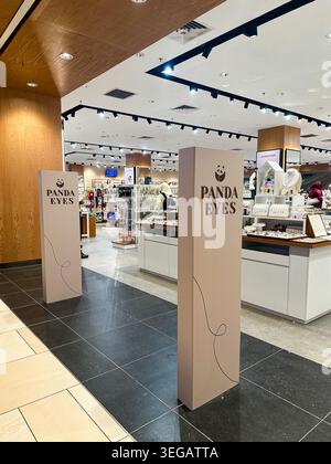 Kuala Lumpur, Malesia, 12 aprile 2026: Ingresso moderno al negozio Panda Eyes con colonne beige, illuminazione luminosa e mostre organizzate. Foto Stock