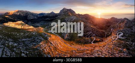La spettacolare strada sa Calobra all'interno dei monti Tramontana al tramonto, sulla costa occidentale di Maiorca, Isole Baleari, Spagna Foto Stock