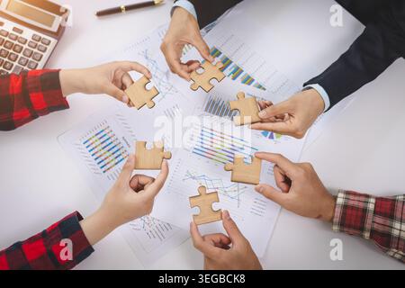Vista dall'alto primo piano di un gruppo professionale di puzzle per seghetti a mano, concetto di partnership commerciale. Lavoro di squadra aziendale con puzzle t Foto Stock