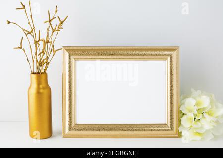 Mockup con cornice in oro. Mockup paesaggistico. Modello telaio. Poster Mockup. Mockup elegante. Modello del prodotto. Design Mockup. Mockup con cornice dorata. Fra. Bianco Foto Stock