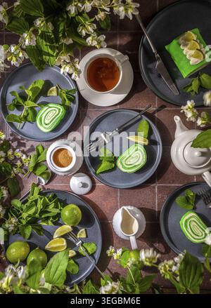Dolce rinfrescante con roulata di menta al lime e tè Foto Stock