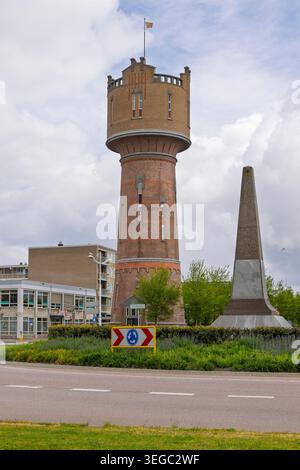Den Helder, Paesi Bassi, 13 maggio 2026. Foto dall'alto dell'iconica torre d'acqua in mattoni (Watertoren) e del monumento in pietra dell'obelisco Foto Stock