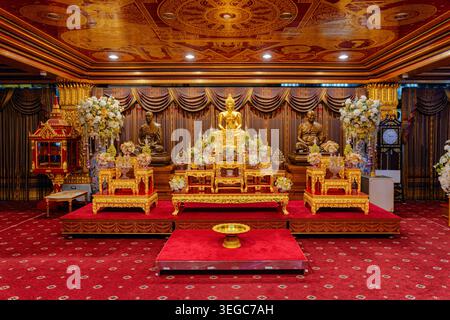 Splendida vista interna del tempio Wat Paknam Phasi Charoen Foto Stock