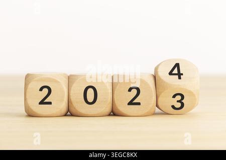 Blocchi in legno con numero variabile da 2023 a 2024. Concetto di nuovo anno. Copia spazio Foto Stock