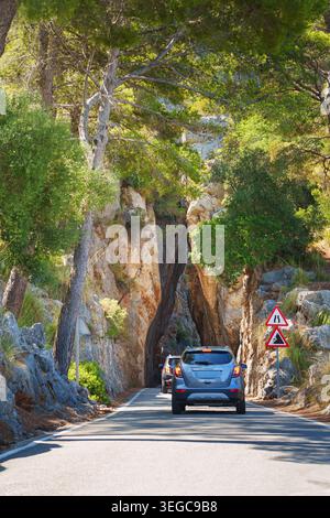 Auto sulla strada costiera che si snoda attraverso Maiorca, Spagna Foto Stock