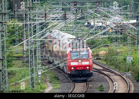 RE2, Rhein-Ruhr-Express, treno, sulla linea vicino a Mülheim-Styrum, linea ferroviaria tra Mülheim an der Ruhr e Duisburg, linea ferroviaria trafficata, per locale A. Foto Stock