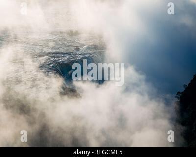 Vista aerea delle Cascate Vittoria in nebbia al tramonto, Zimbabwe Foto Stock