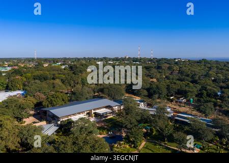 Vista aerea diurna del villaggio, degli alberi e dei boschi delle Cascate Vittoria Foto Stock
