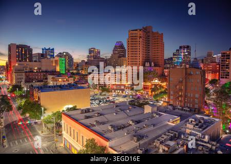 San Antonio, Texas, Stati Uniti. Immagine aerea del centro di San Antonio, Texas, all'ora blu crepuscolo. Foto Stock