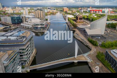 Salford Quays nel Greater Manchester con MediaCityUK, The Lowry e architettura moderna sul lungomare nel Nord Ovest dell'Inghilterra. Foto Stock