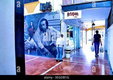 Spagna centro città di Torremolinos zona commerciale uomo con borse dello shopping Foto Stock