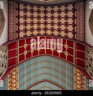 Soffitto decorativo dipinto e dettagli architettonici in stile neogotico all'interno della Cappella di San Cuthbert a Ushaw. Durham, contea di Durham. REGNO UNITO Foto Stock