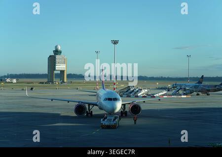 Wizz Air sull'asfalto con torre di controllo all'aeroporto internazionale Ferenc Liszt di Budapest, Ungheria. Foto Stock
