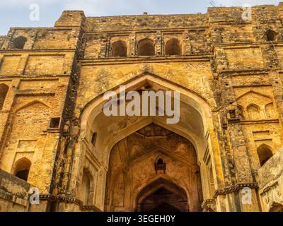 Orchha, India, 22.02.20. Una vista dall'angolo basso degli archi in pietra e delle masse in muratura dell'ingresso allo storico forte di Orchha a Madhya Prad Foto Stock