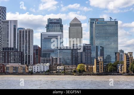 Lo skyline del quartiere finanziario di Canary Wharf sul Tamigi. Londra, Regno Unito, 5 ottobre 2024 Foto Stock