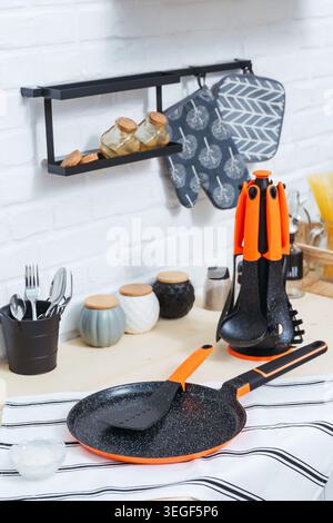 Cucina colorata. Vivace cucina con utensili arancioni e accessori per cucinare Foto Stock