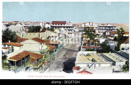 Egitto. Circa 1915 – un'antica cartolina intitolata "Port-Said, Rue de Commerce" raffigurante la Rue du Commerce, situata nella città egiziana di Port Said, situata all'estremità settentrionale del canale di Suez, sul Mar Mediterraneo. Foto Stock