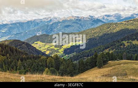 Parco naturale Puez-Geisler, Italia - 28.09.2024: Una vista grandangolare della catena montuosa mozzafiato Puez-Geisler sotto un cielo nuvoloso, che mostra vibrante Foto Stock