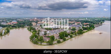 Una fotografia aerea panoramica dell'area del campus della Louisiana State University a Baton Rouge, Louisiana, durante un fiume Mississippi o in acque alte Foto Stock