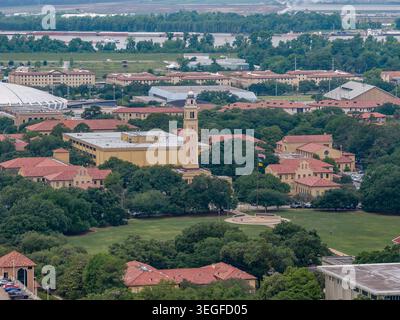 Una fotografia aerea del campus della Louisiana State University a Baton Rouge, Louisiana, con l'iconico Memorial Tower campanile, il dist Foto Stock