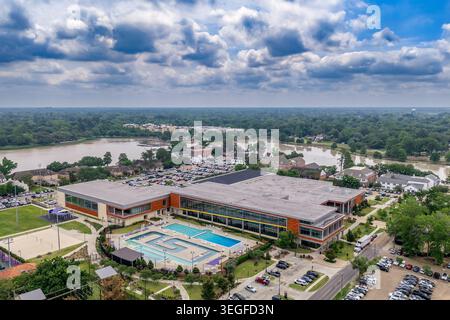 Una fotografia aerea con drone dell'area Student Recreation Center presso la Louisiana State University di Baton Rouge, Louisiana, con nuotate all'aperto Foto Stock