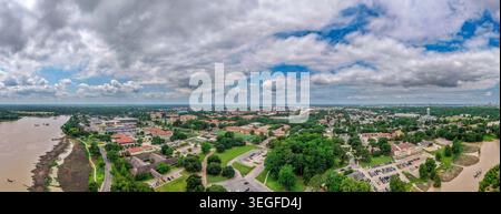Un'ampia fotografia aerea panoramica del campus della Louisiana State University a Baton Rouge, Louisiana, catturata dal nord-ovest sotto i dramati Foto Stock