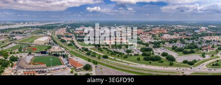 Un'ampia fotografia aerea con drone del complesso sportivo della Louisiana State University di Baton Rouge, Louisiana Foto Stock