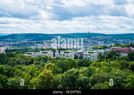 Germania, vista aerea della città di Stoccarda Killesberg con la torre Frauenkopf sopra i tetti residenziali Foto Stock