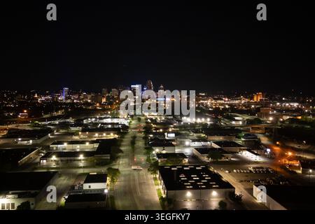 Vista aerea dell'intersezione della strada buia della città con le automobili di notte Foto Stock
