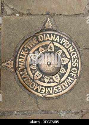 Londra, Regno Unito - 15 maggio 2026: Dettagliata foto dall'alto verso il basso della targa commemorativa in bronzo dedicata alla Principessa Diana, incastonata nella pietra Foto Stock