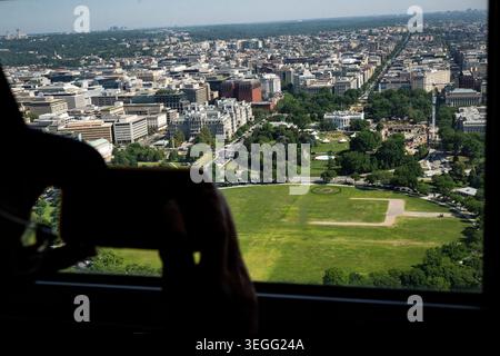 Washington, Stati Uniti. 19 maggio 2026. Un visitatore all'interno del Washington Monument scatta una foto con una vista dell'Eisenhower Executive Office Building (a sinistra), della Casa Bianca (al centro) e dei lavori di costruzione sulla sala da ballo della Casa Bianca (a destra), nell'ex sito della White House East Wing, a Washington DC, martedì 19 maggio, 2026. (Graeme Sloan/Sipa USA) credito: SIPA USA/Alamy Live News Foto Stock