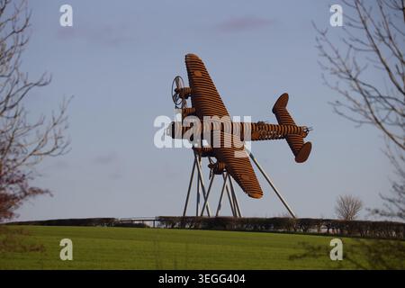 La scultura in acciaio Lancaster di On Freedom's Wings vicino a Norton Disney nel Lincolnshire, progettata per apparire in volo. Foto Stock