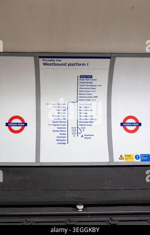 Londra, Regno Unito, 14 luglio 2023, Green Park Piccadilly line piattaforma in direzione ovest con mappa della stazione, lungo il bordo della piattaforma con pannello grigio bianco curvo Foto Stock