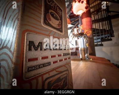 BELGRADO, SERBIA - 11 MARZO 2026: Logo Mazzer su un macinacaffè in un caffè di Belgrado, con attrezzatura per espresso, bancone bar, Mazzer è un manufatto italiano Foto Stock