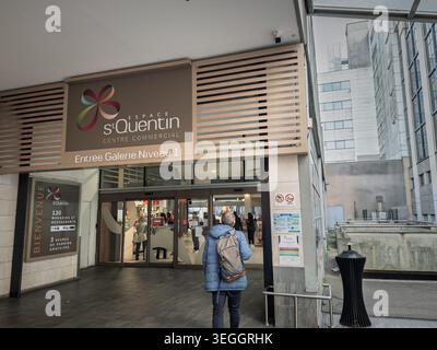 MONTIGNY, FRANCIA - 5 MARZO 2026: Ingresso al centro commerciale Espace Saint Quentin a Saint Quentin en Yvelines, con l'insegna commerciale gla Foto Stock