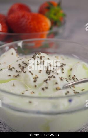 Yogurt sano con semi di chia e fragole fresche Foto Stock
