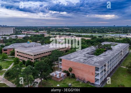 Un'ampia fotografia panoramica di droni che cattura l'Università di New Orleans nel suo contesto geografico completo, con lo skyline del centro di New Orleans Foto Stock