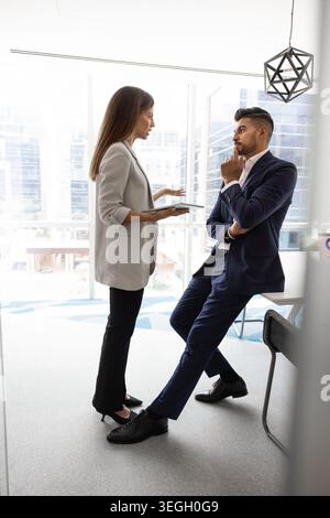 Colleghi che discutono idee in un ufficio moderno Foto Stock