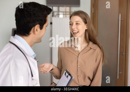 Paziente di sesso femminile che parla con il medico durante la visita medica in clinica Foto Stock