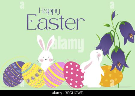 Biglietto d'auguri di buona Pasqua con due coniglietti bianchi, uova colorate in viola, giallo e rosa con motivi, fiori bluebell, backgroun verde Foto Stock