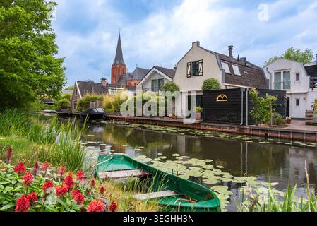 Splendida vista panoramica del famoso villaggio olandese tradizionale con tranquilli riflessi sui canali e case sul mare nella panoramica Abcoude vicino ad Amsterdam Foto Stock