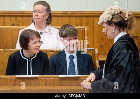 Elizabeth Quigley e Matthew Swinney, moglie e figlio del primo ministro John Swinney, parlano con il Lord Advocate Dorothy Bain KC (a destra) durante la cerimonia di giuramento alla Corte di Edimburgo. Data foto: Mercoledì 20 maggio 2026. Foto Stock