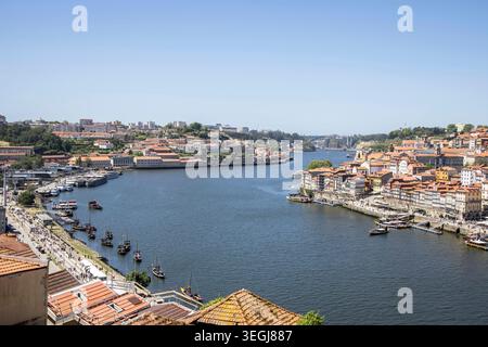 fiume douro che divide porto da vila nova de gaia portogallo Foto Stock