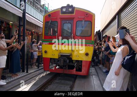Il treno passa per il mercato ferroviario di Maeklong, Thailandia. Famoso mercato dei treni a Samut Songkhram, 2024, 31 dicembre Foto Stock