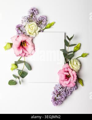 Biglietto d'invito per le feste con splendido bordo floreale su sfondo bianco testurizzato Foto Stock