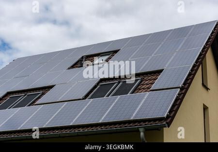 Moderna casa unifamiliare con pannelli solari sul tetto per energie rinnovabili. Foto Stock