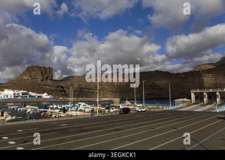 Piccolo porto circondato da spettacolari montagne vulcaniche a Puerto de Mogán, Gran Canaria, Isole Canarie, Spagna. Foto Stock