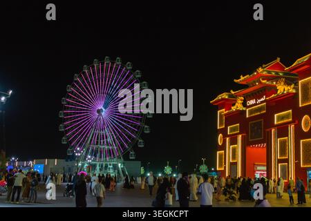 Al Wathba, Abu Dhabi, Emirati Arabi Uniti - 8 novembre 2025: Persone che si godono il padiglione cinese illuminato e la grande ruota panoramica al festival Sheikh Zayed 2025- Foto Stock