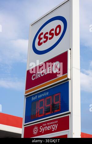 Toronto, Canada - 19 maggio 2026: Cartellino del prezzo del distributore di benzina esso Circle K durante il giorno Foto Stock